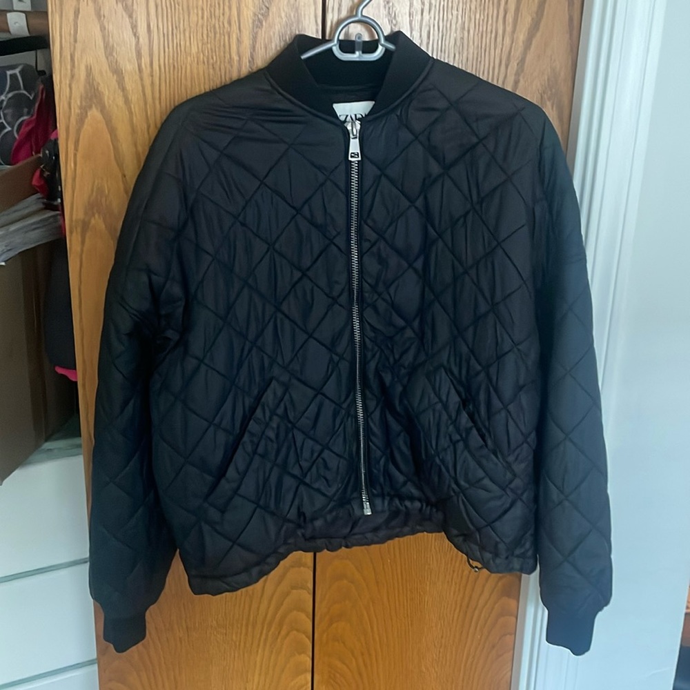 Zara Women’s Black Cropped Quilted Puffer Jacket with bungee Pulls Size Small